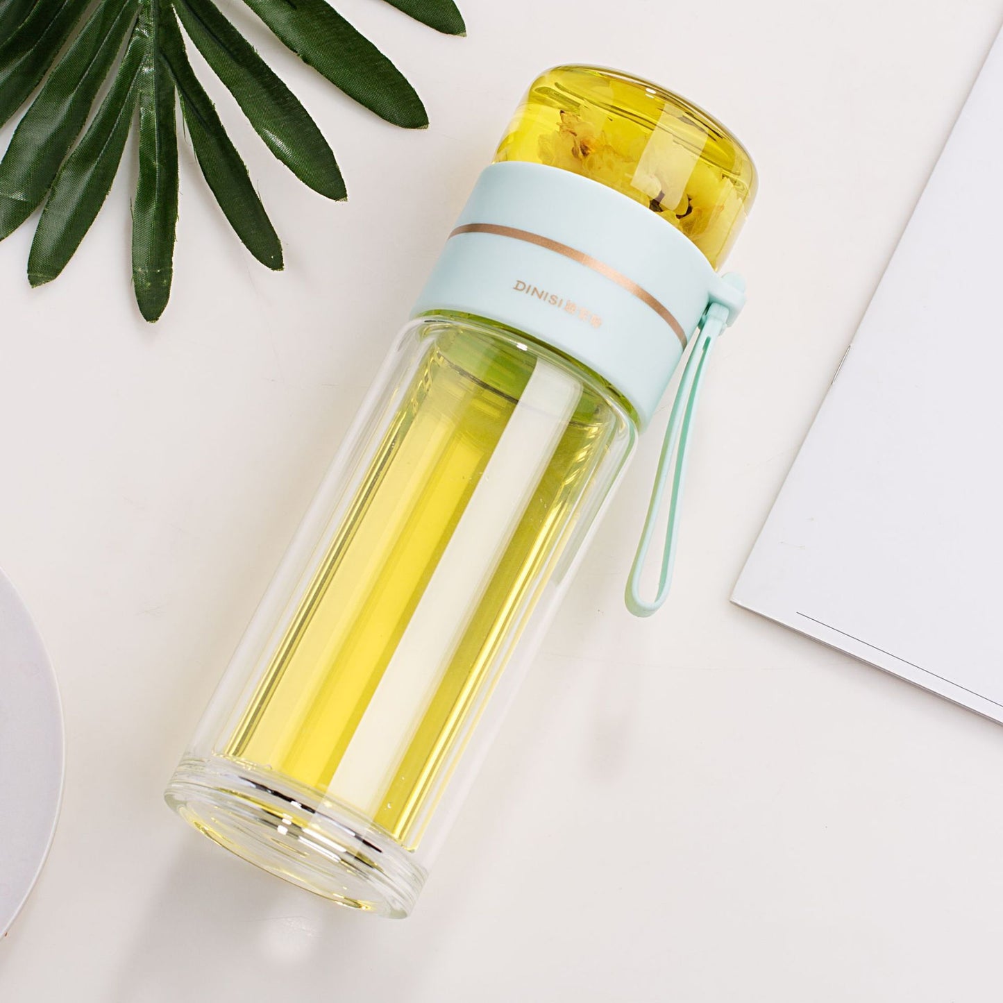 Glazen waterfles met thee infuser