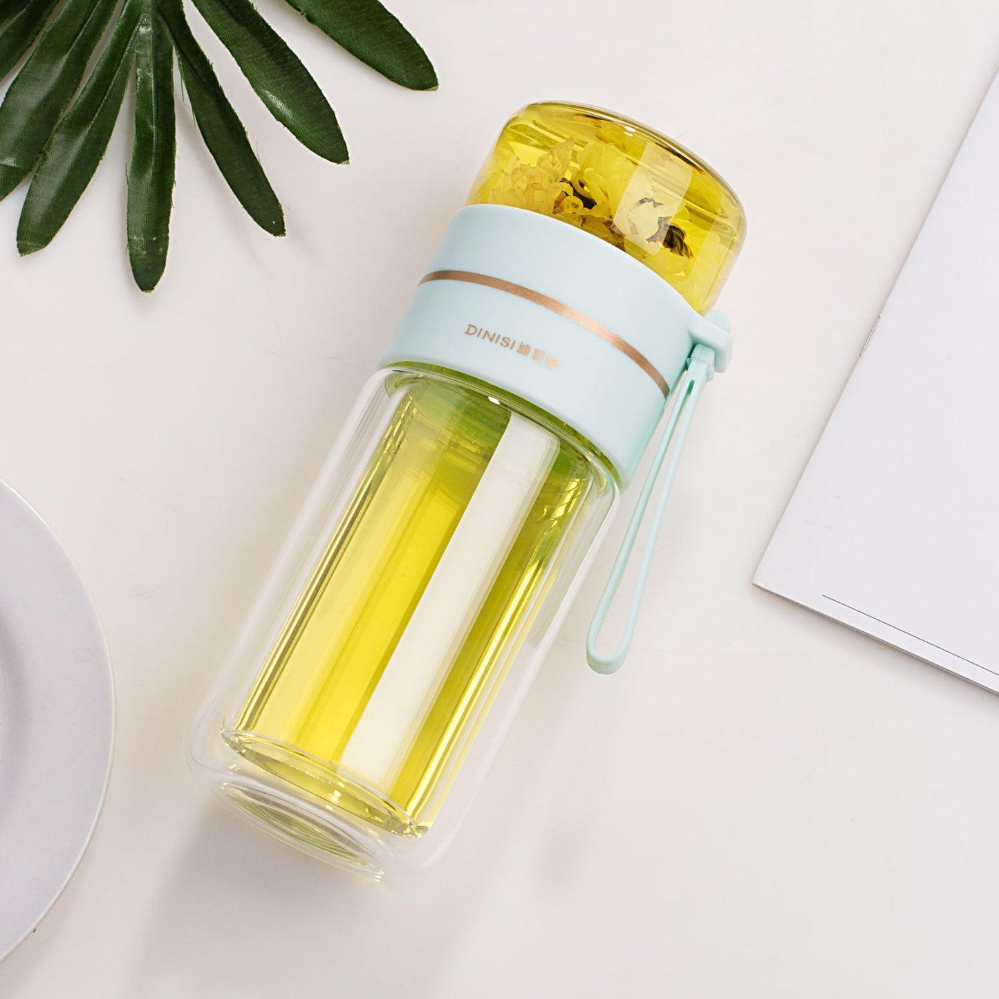 Glazen waterfles met thee infuser