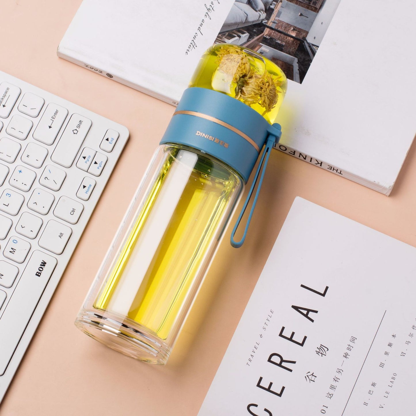 Glazen waterfles met thee infuser