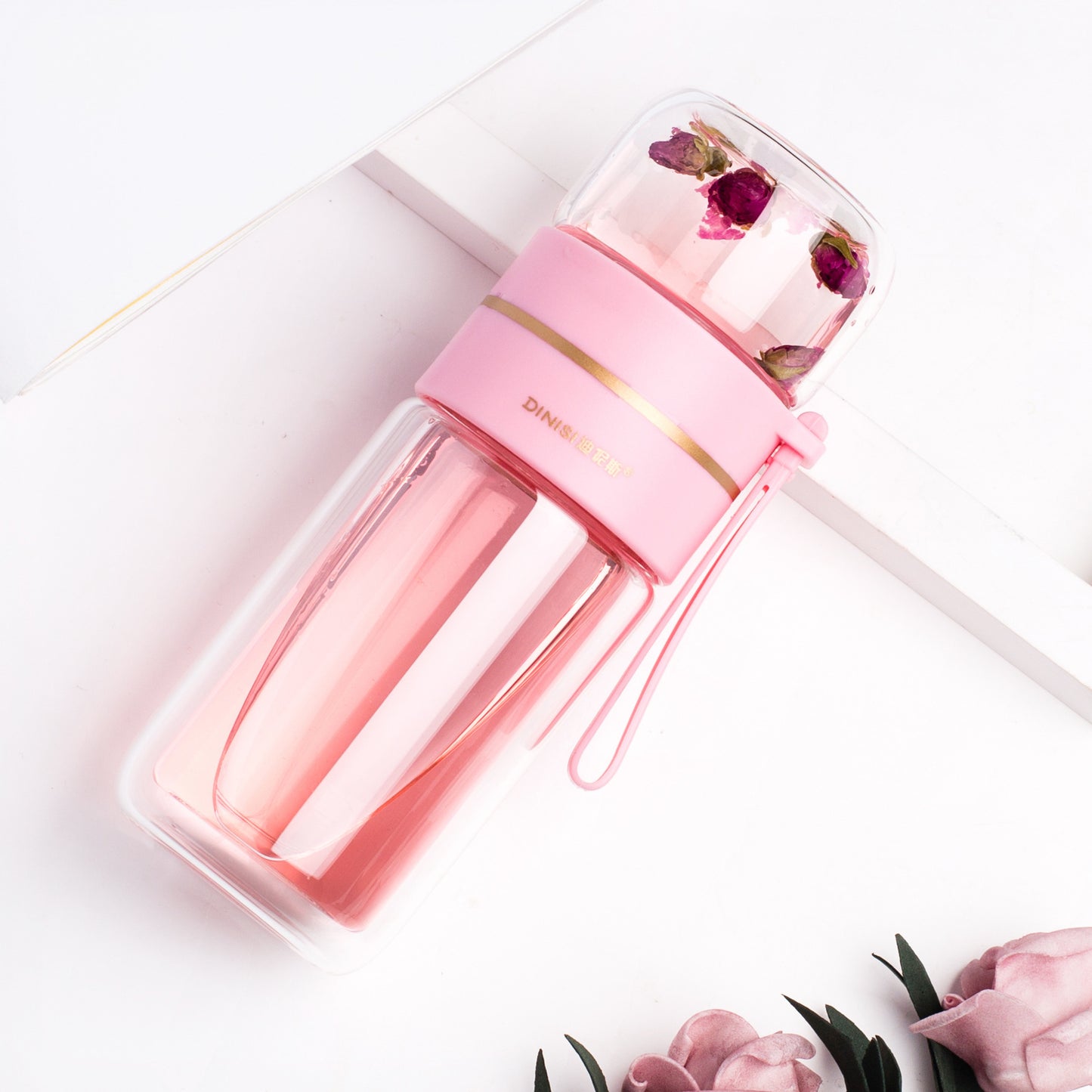 Glazen waterfles met thee infuser