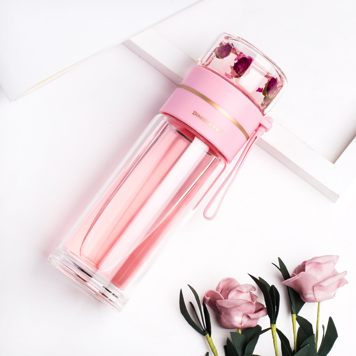 Glazen waterfles met thee infuser